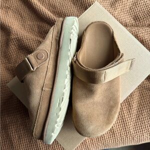 UGG Goldenstar Clogs in Chestnut